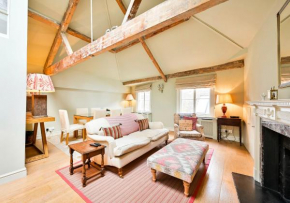 Traditional Mews Home in Westminster
